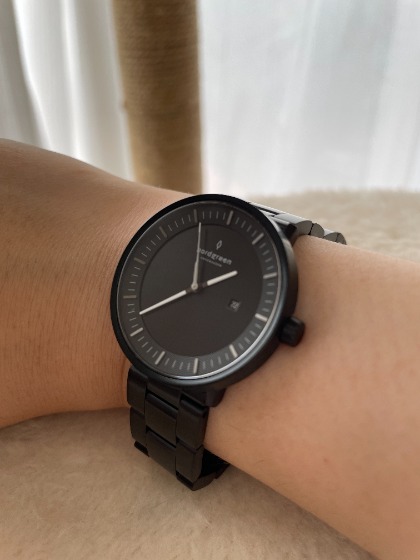 左利きの方でも気にならないほどリューズが小さい