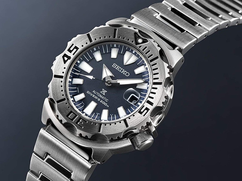 厚めのケースに大きなベゼル