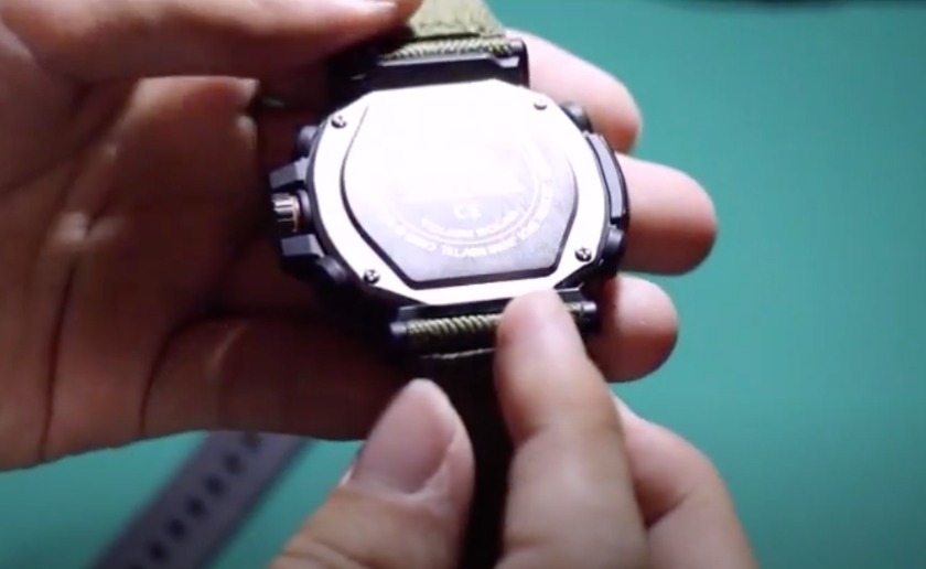 STEP1:バネを抑えながら古いベルトを外す