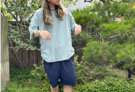 ベージュシャツ×白Tシャツ