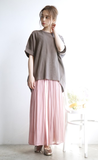 ピンクゴールドの腕時計コーデ：ワッフルTシャツと合わせてきれい目にコーデ