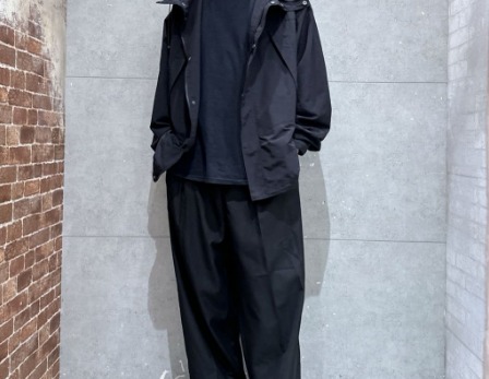 マウンテンパーカー×黒スウェット