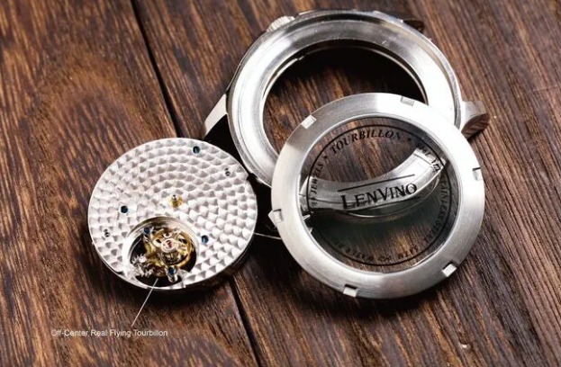 ①高品質なトゥールビヨンを搭載