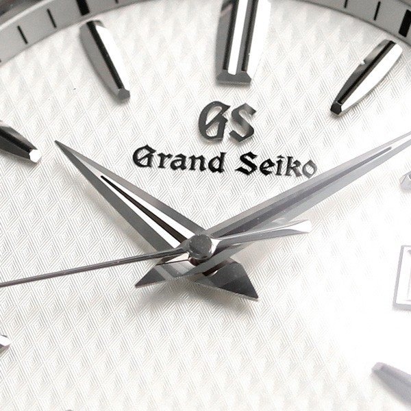 型打ちのホワイトダイヤル