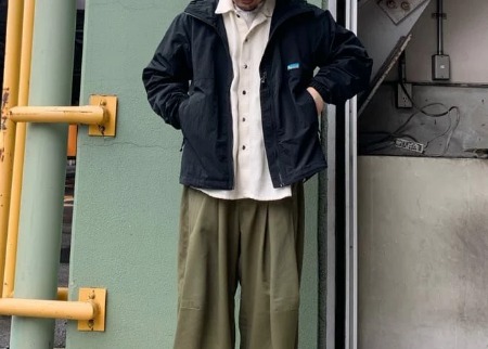 マウンテンパーカー×白シャツ