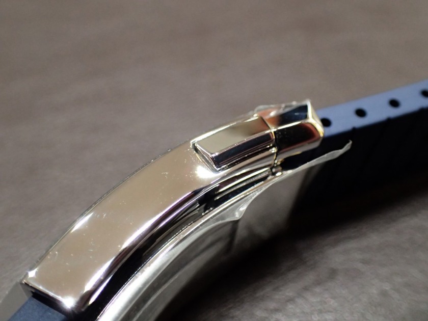 着脱しやすい大型のプッシュボタン