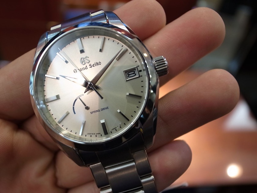 美しいシャンパンゴールドの文字盤