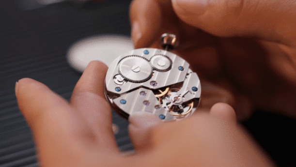 ②21個の宝石が輝く手巻きムーブメント