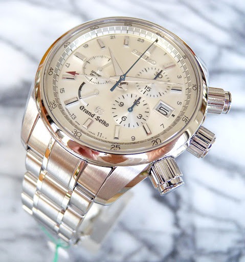 竜頭(リューズ)とボタンが大きく操作しやすい