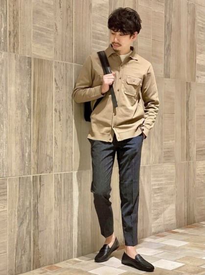 ①レザーリュック(メンズ)×小さめコーデ