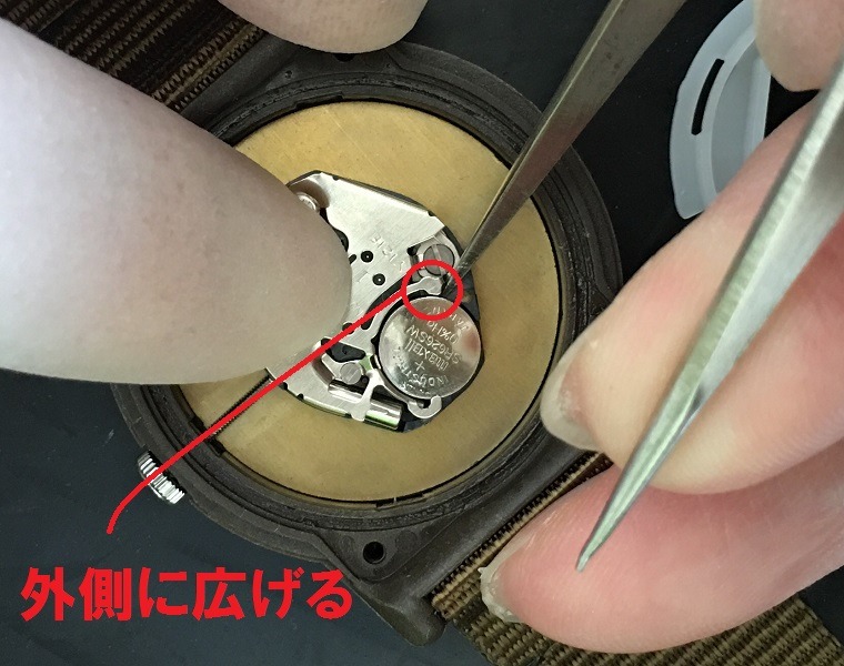 3.電池を外して新しい電池を入れる