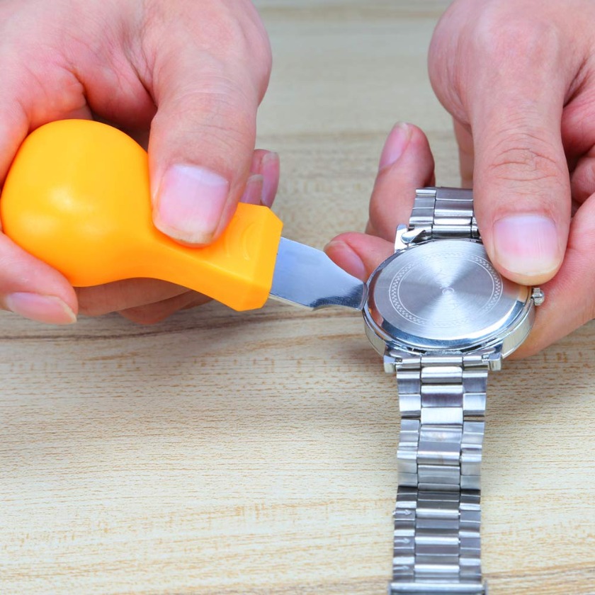 ①器具を裏蓋に差し込み開ける