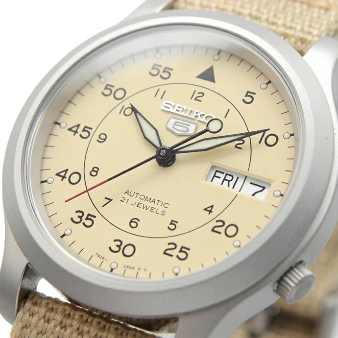 アイボリーは男女ともに人気色の一つ