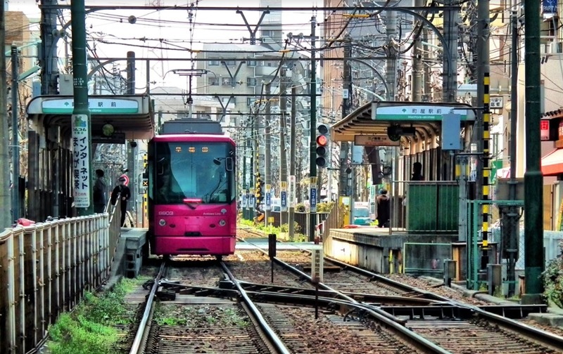 町屋の時計店は駅前に見当たらず 駅から離れた場所に点在