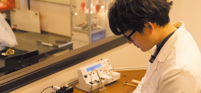 熟練の職人が腕時計をリペア