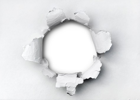 STEP3:レザーポンチをハンマーで叩き穴を開ける