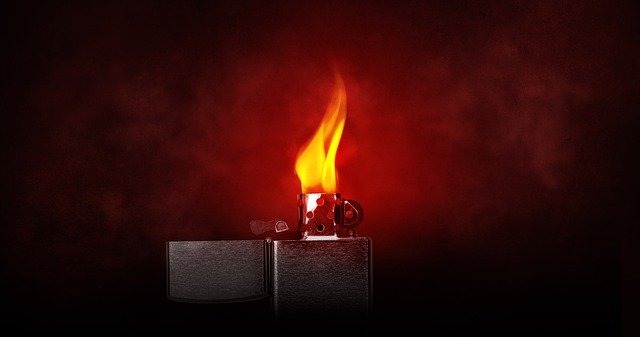 手順②ハサミで切りこみを入れライターであぶる