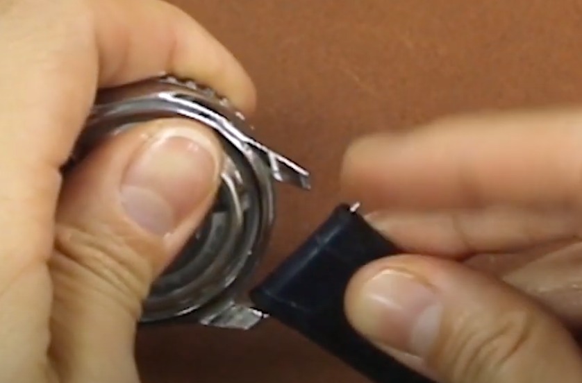 ①ピンタブを内側にスライドさせる