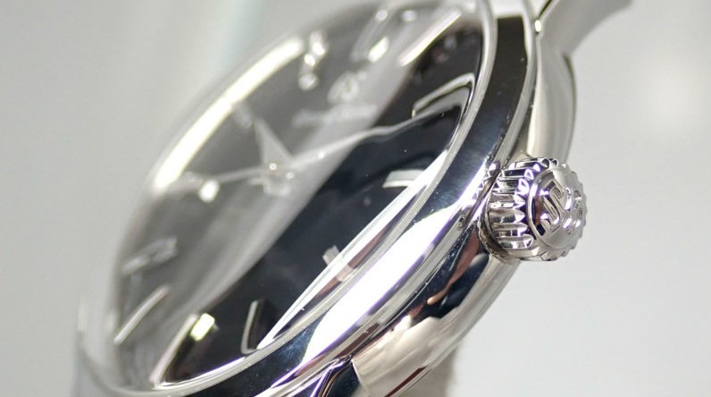 ダイヤルの視認性が良いガラス使用