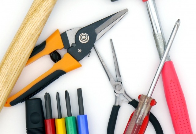 STEP1:ドライバーを使って裏蓋を開ける