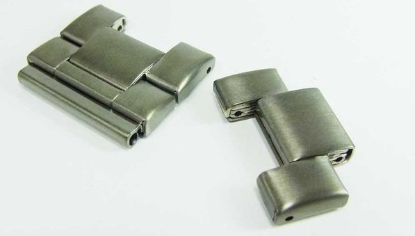 忘れがちなのがベルトのコマや付け替え用ベルト