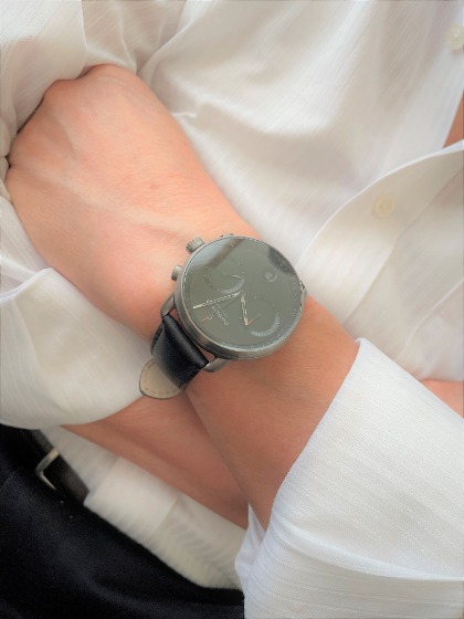 スーツスタイルにもよく合うクールなフォルム