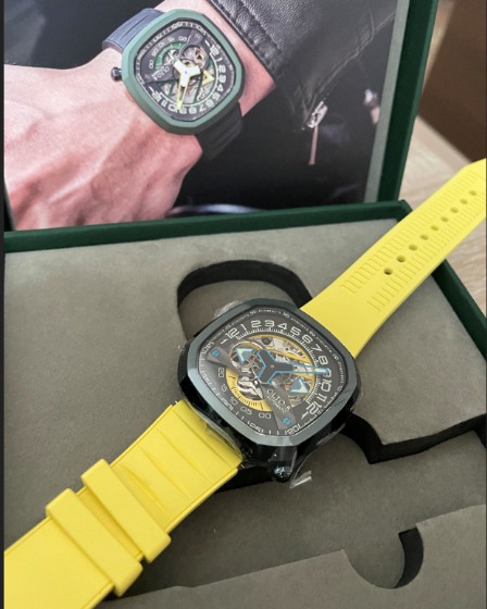 マットブルーとイエローベルトが華やか