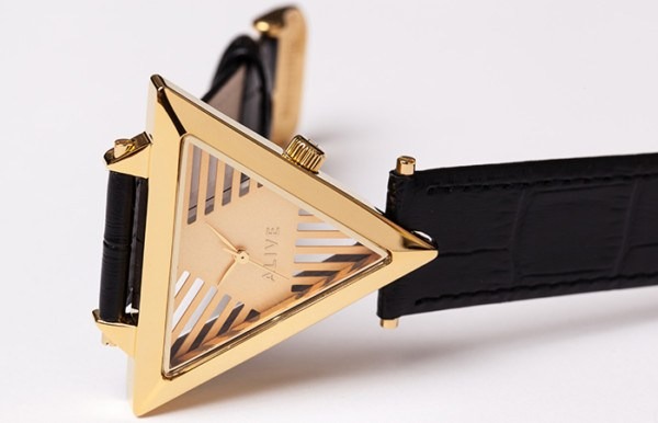 腕時計には珍しい三角型のケースあり
