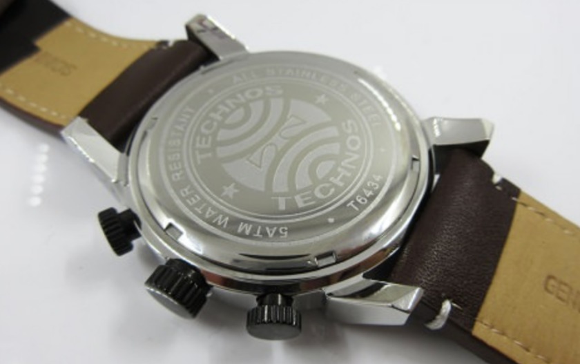 裏ブタを開ける