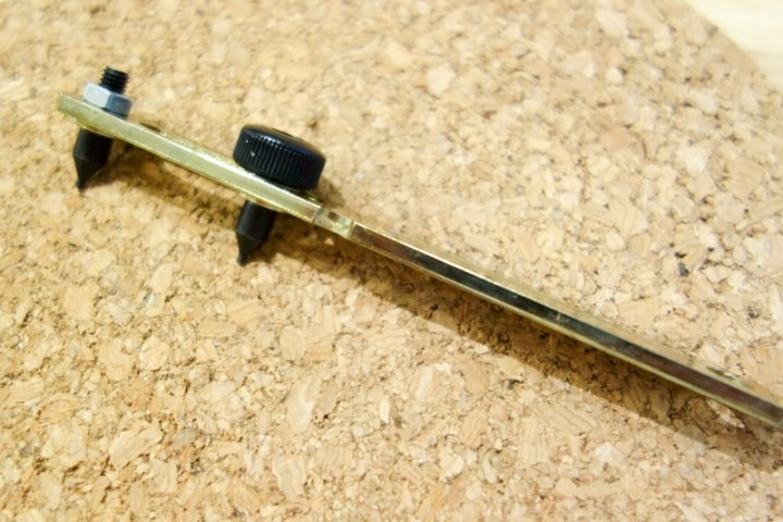 2.蓋のくぼみに工具の幅を合わせる