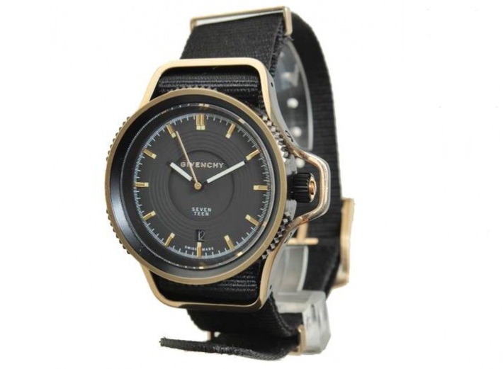 ジバンシー(GIVENCHY)の腕時計④2014年にはセブンティーン限定モデルが発売