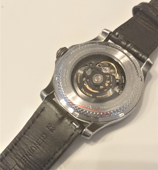 裏側はメカニカルを楽しめるスケルトン仕様