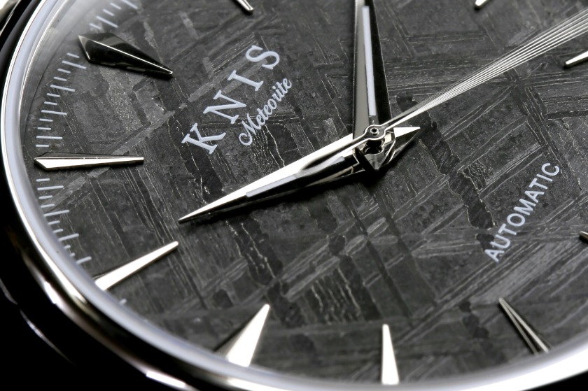 ①貴重なムオニナルスタ隕石を文字盤に使用