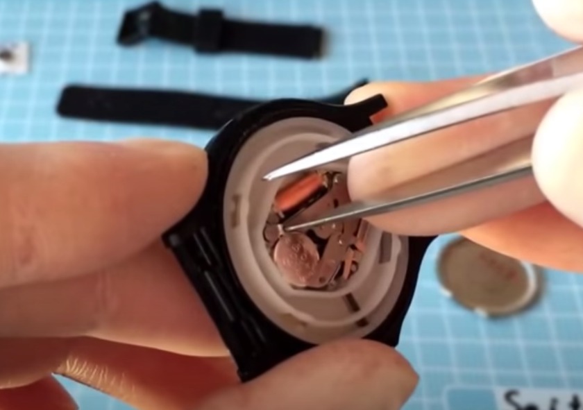 ③電池を取り外す