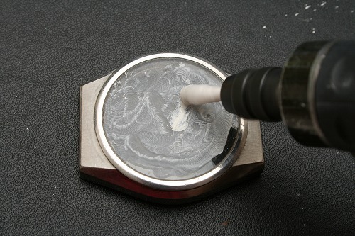 プレキシガラスに傷がついたら研磨できる？方法を解説