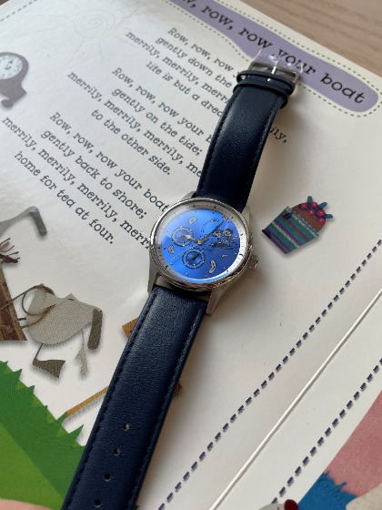 光の加減で表情を変える文字盤