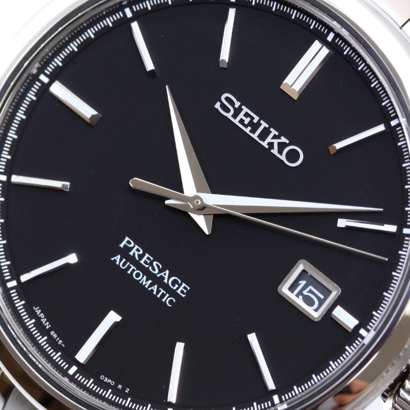 光沢を吸収するマットブラック文字盤