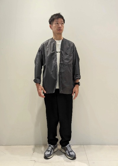 ホワイト×マウンテンパーカーのさわやかコーデ