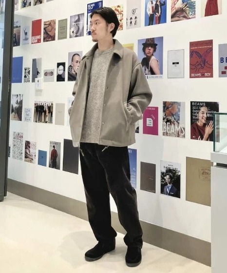 グレー×黒パンツ