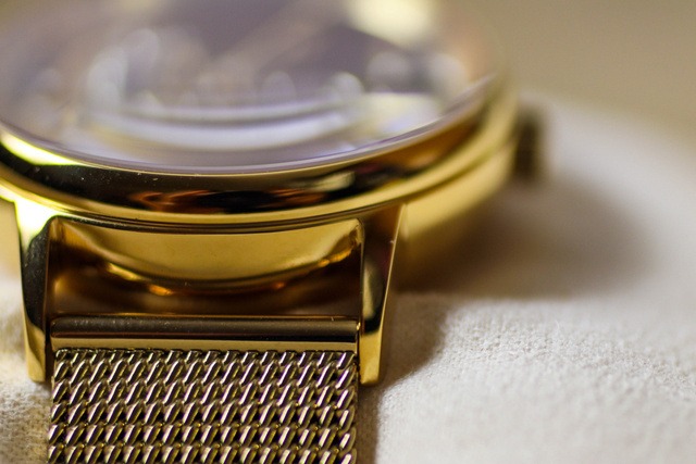 ぷっくりとしたケースがシンプルモダンな印象