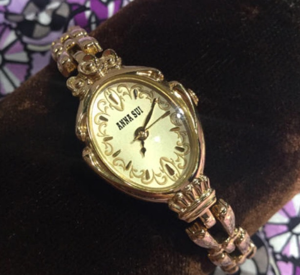 アンティーク風×モダンでコーデのアクセントに