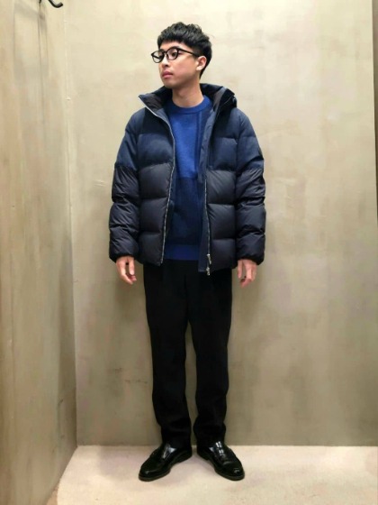 黒×ブルーセーター