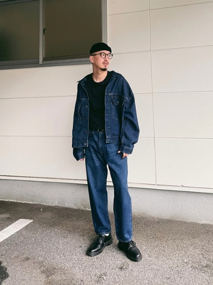着こなし1：デニムジャケット×黒Tシャツ