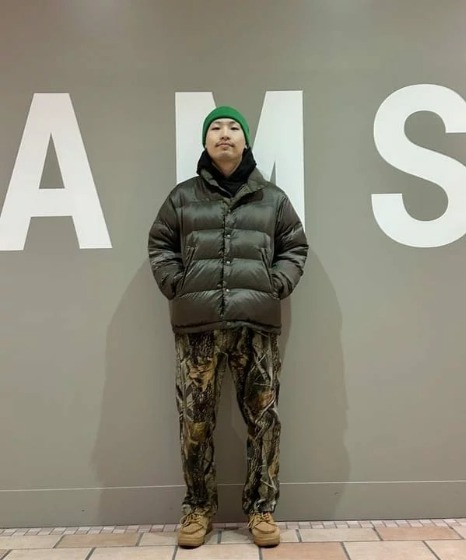 カーキ×総柄パンツ