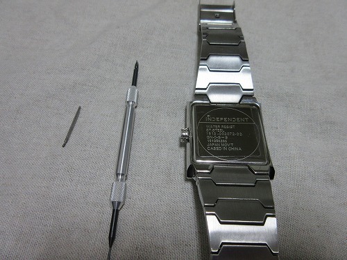 手順①裏蓋を外し電池を取り出す