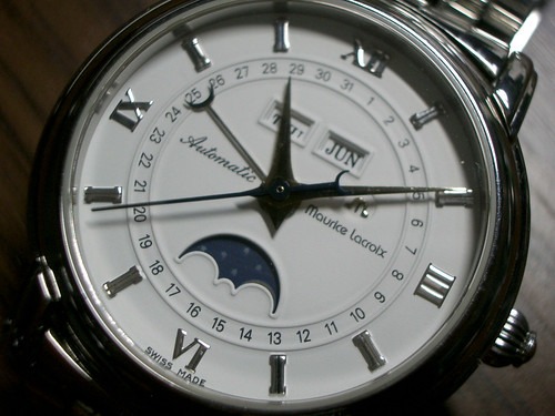 八角形のベゼルが個性的