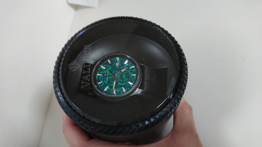 いつもの丸いケースに封入