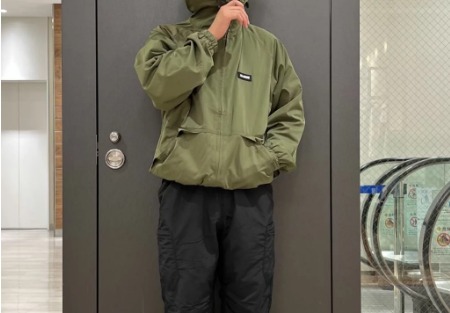 グリーン系×ブラックパンツ