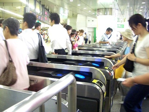 9.Suicaで改札を通過したり買い物ができる