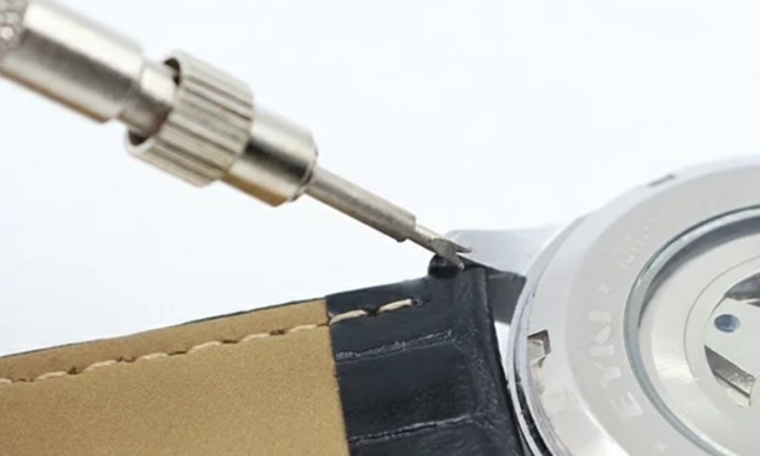 ②バネ棒を外し新しいベルトにバネ棒を装着する